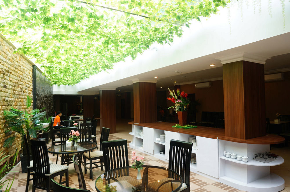Royal Park Hotel Samarinda Esterno foto